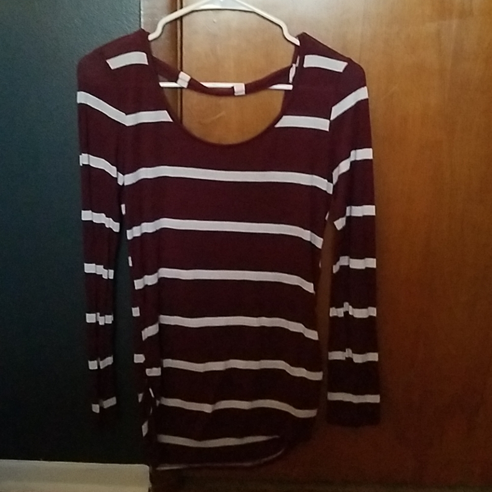 Long sleeve maroon top w cut out back